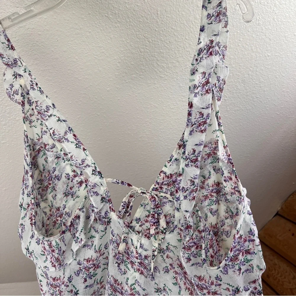 NASTY GAL FLORAL RUFFLE PLAYSUIT. NWT. Ruffle straps end in deep V-neck. Size 10 - Picture 5 of 13
